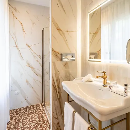 Grand Des Lecques; Bw Signature Collection Отель 3*