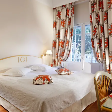 Grand Des Lecques; Bw Signature Collection Отель 3*
